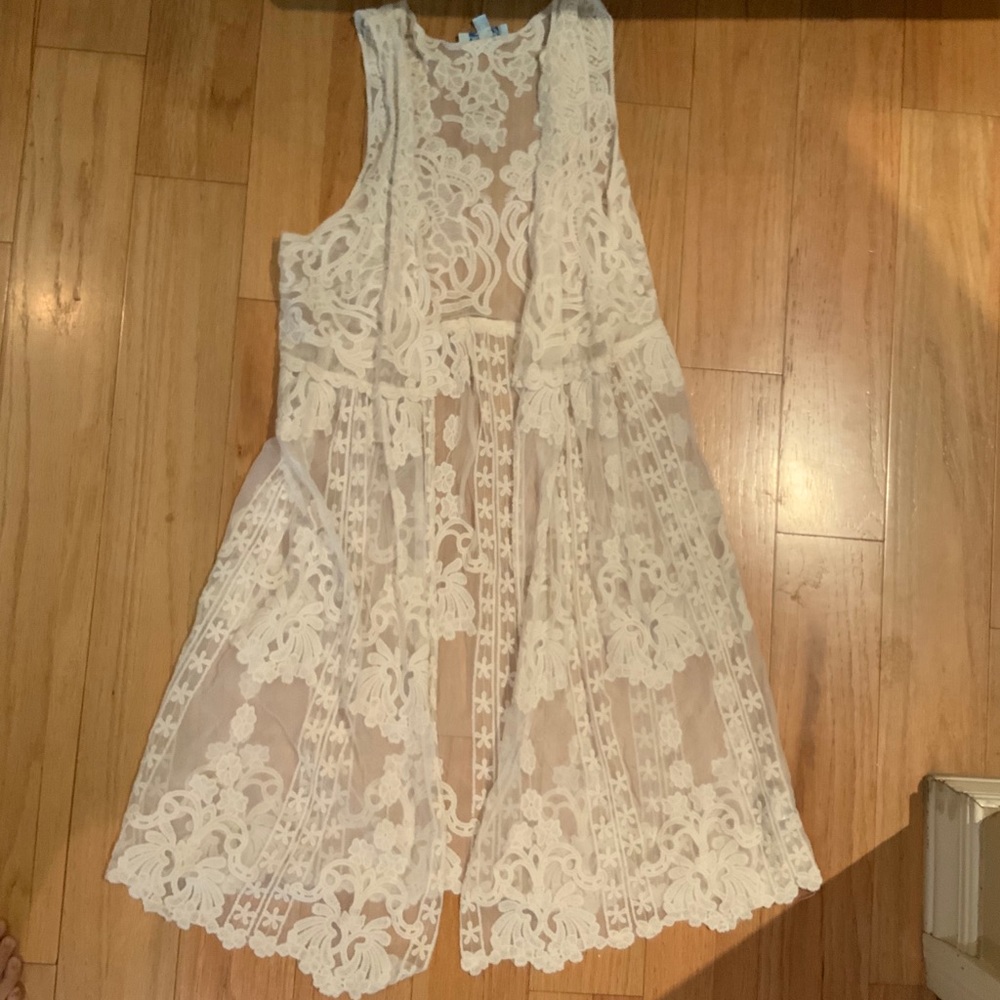 Lace sleeveless vest/ cardigan